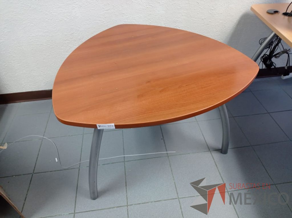 Lote 011 - Mesa de trabajo triangular con 3 patas metálicas y cubierta color café