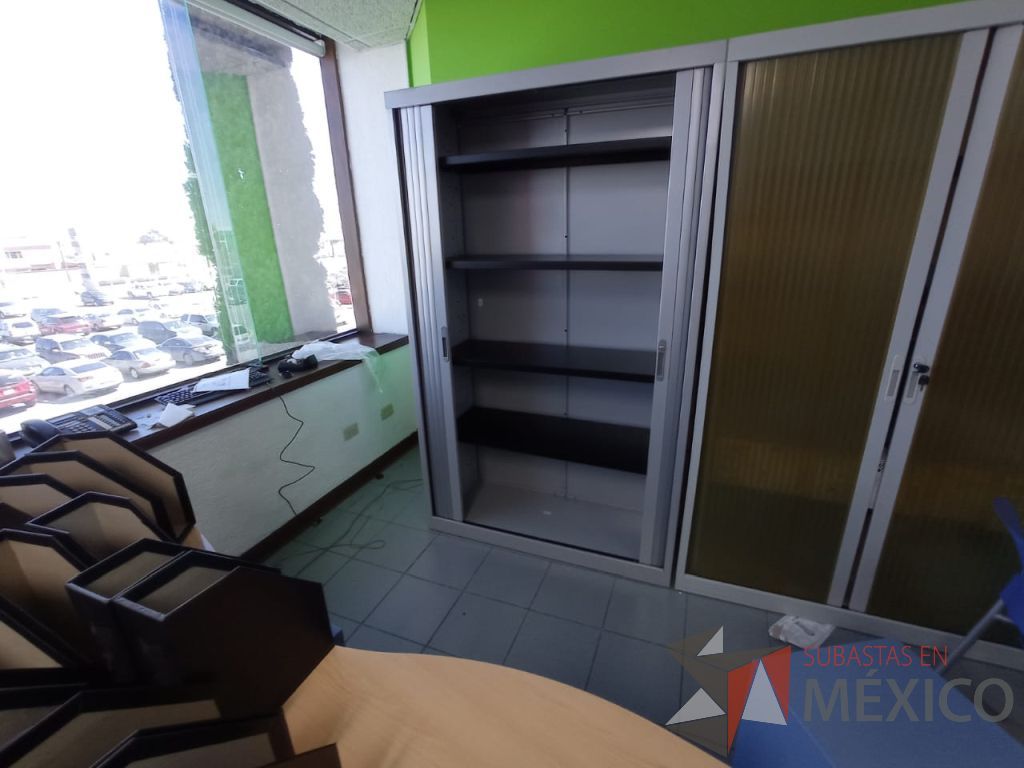 Lote 007 - Gabinete metálico alto con 2 puertas corredizas - Imagen 2