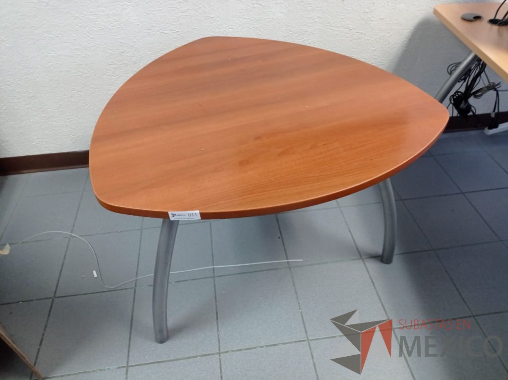 Lote 011 - Mesa de trabajo triangular con 3 patas metálicas y cubierta color café - Imagen 2