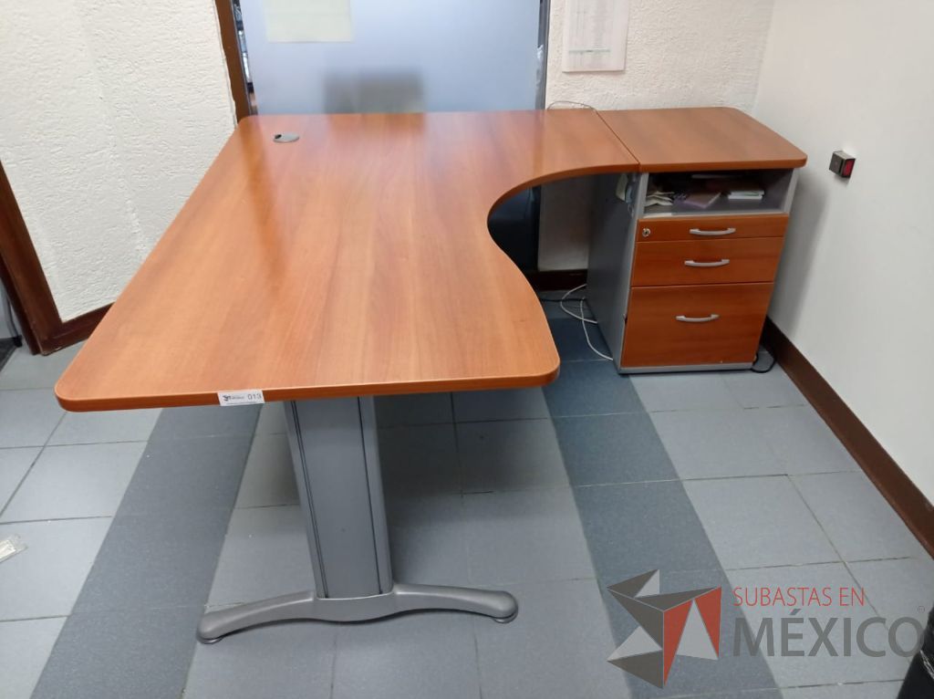 Lote 013 - Escritorio en escuadra con archivero de pedestal de 3 cajones y orificio para conexiones - Imagen 3