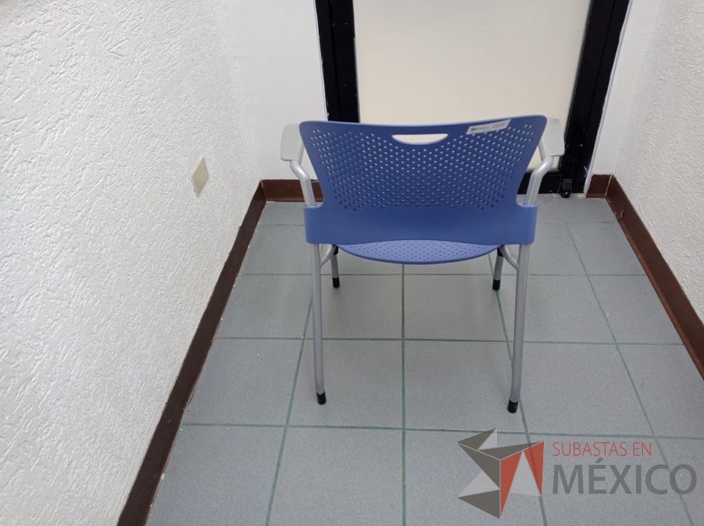 Lote 043 - Silla de visita con 4 patas metálicas, asiento y respaldo color azul claro - Imagen 4