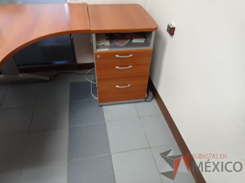 Lote 013 - Escritorio en escuadra con archivero de pedestal de 3 cajones y orificio para conexiones - Imagen 4