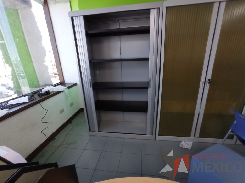 Lote 007 - Gabinete metálico alto con 2 puertas corredizas - Imagen 3