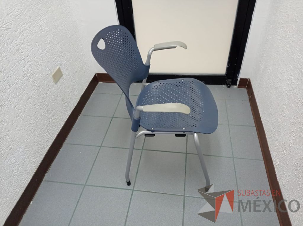 Lote 006 - Silla de visita con 4 patas metálicas, asiento y respaldo color azul marino - Imagen 8