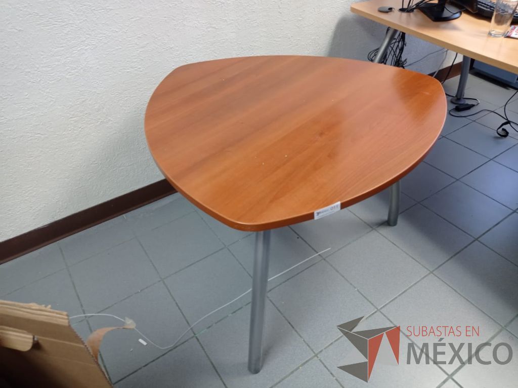 Lote 011 - Mesa de trabajo triangular con 3 patas metálicas y cubierta color café - Imagen 3