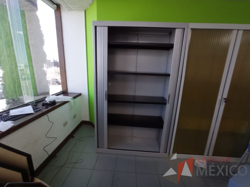 Lote 007 - Gabinete metálico alto con 2 puertas corredizas