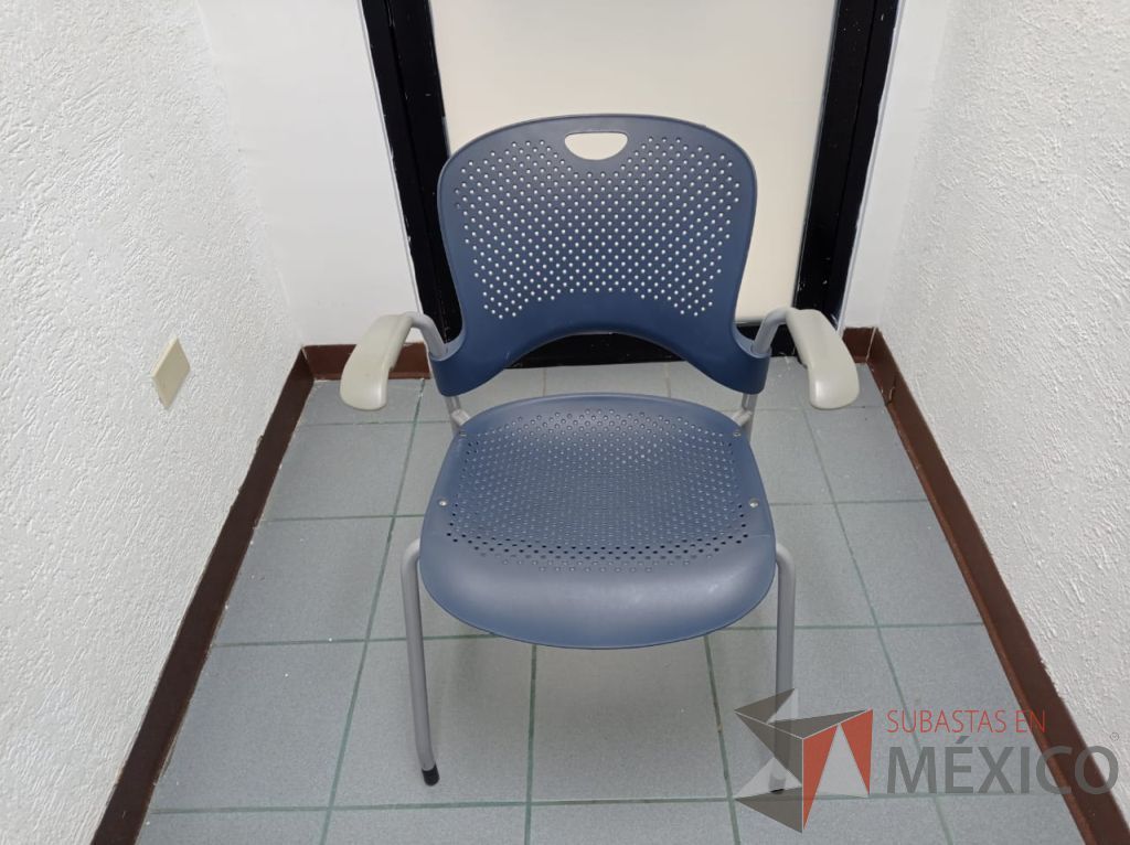 Lote 006 - Silla de visita con 4 patas metálicas, asiento y respaldo color azul marino