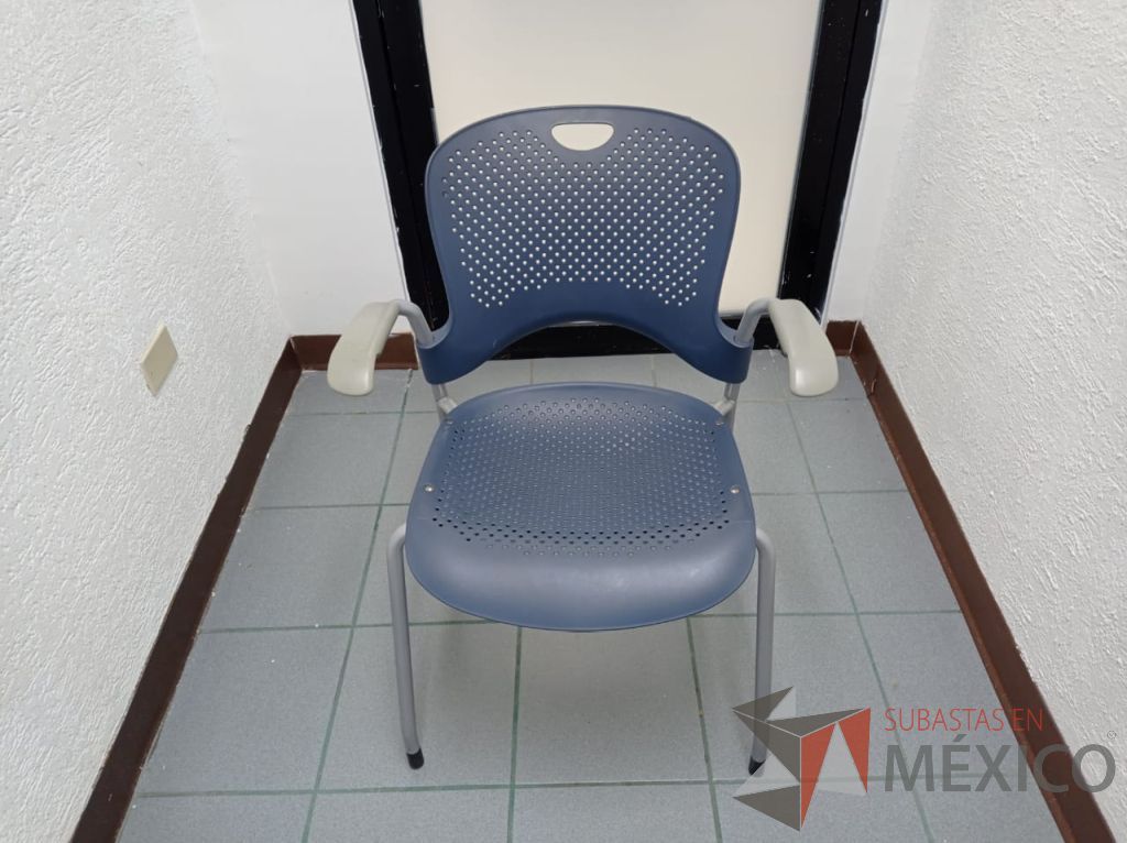 Lote 006 - Silla de visita con 4 patas metálicas, asiento y respaldo color azul marino - Imagen 9