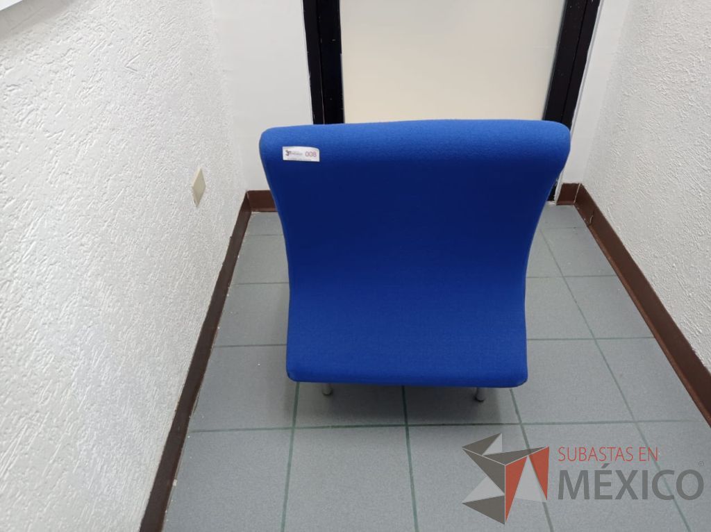 Lote 008 - Sillón de 1 plaza con 4 patas metálicas, asiento y respaldo color azul - Imagen 6