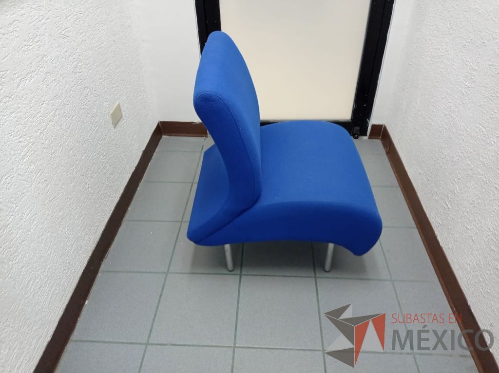 Lote 008 - Sillón de 1 plaza con 4 patas metálicas, asiento y respaldo color azul - Imagen 7