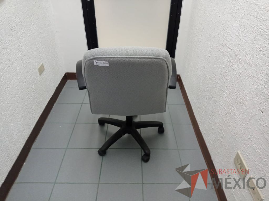 Lote 010 - Silla operativa con ruedas, descansabrazos, asiento color azul y respaldo color gris - Imagen 5