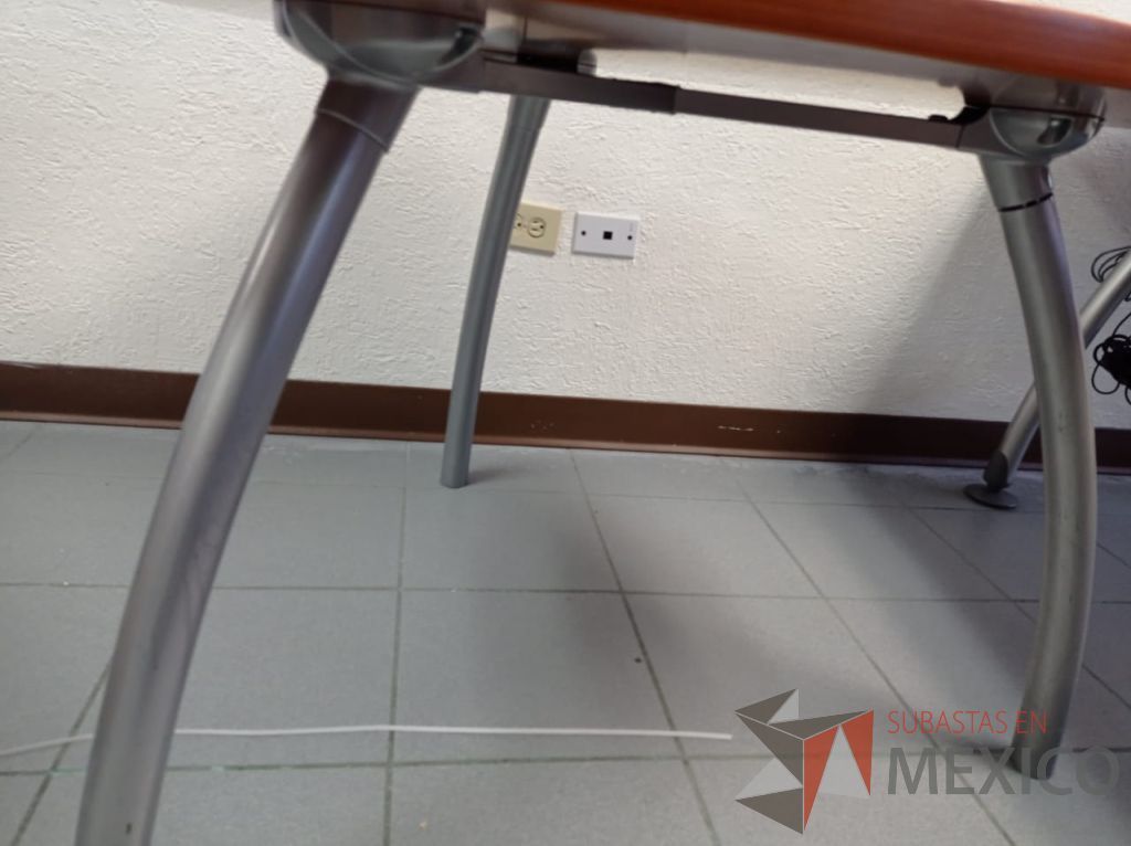 Lote 013 - Escritorio en escuadra con archivero de pedestal de 3 cajones y orificio para conexiones - Imagen 6
