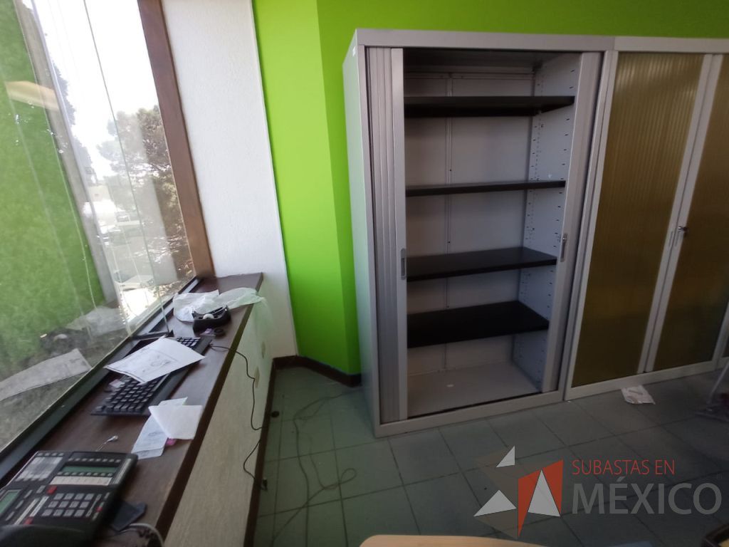 Lote 007 - Gabinete metálico alto con 2 puertas corredizas - Imagen 4