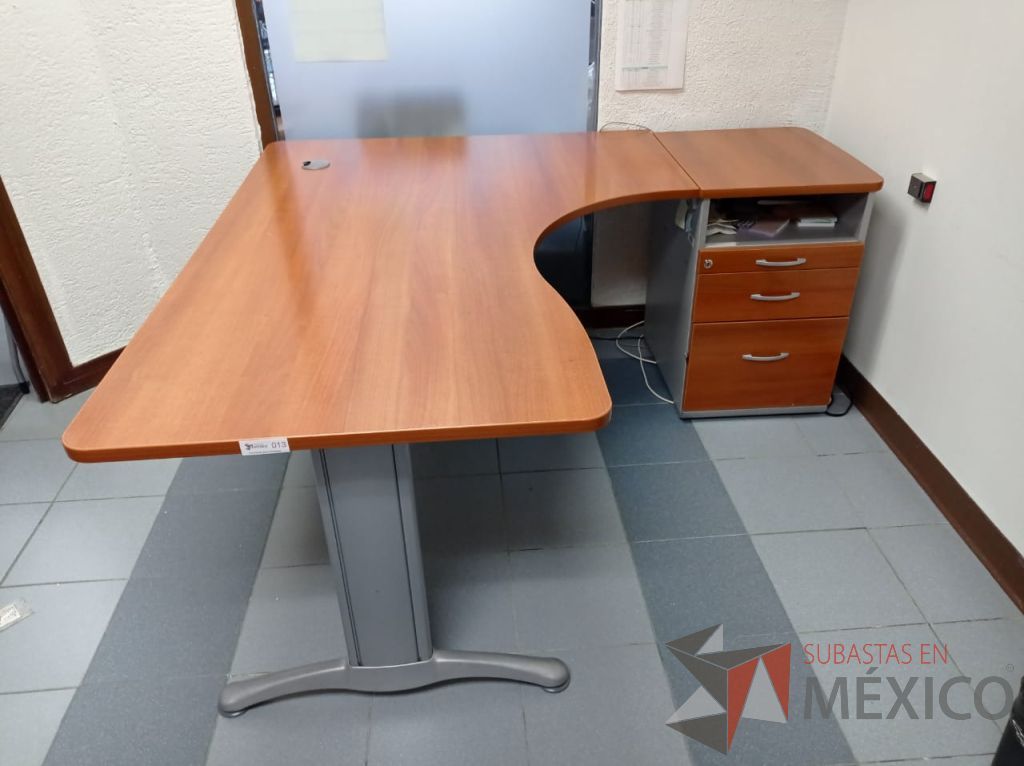 Lote 013 - Escritorio en escuadra con archivero de pedestal de 3 cajones y orificio para conexiones - Imagen 7