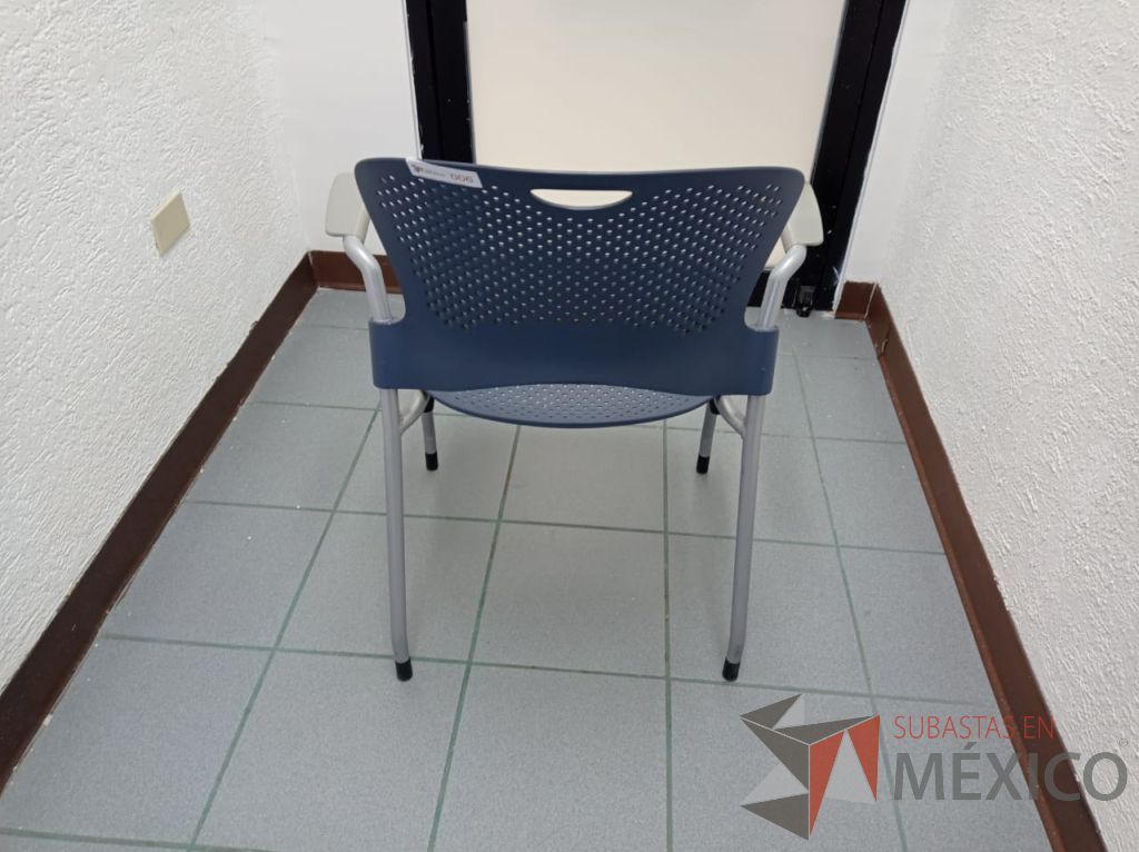 Lote 006 - Silla de visita con 4 patas metálicas, asiento y respaldo color azul marino - Imagen 10