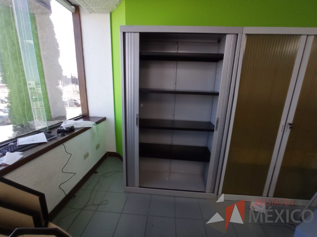 Lote 007 - Gabinete metálico alto con 2 puertas corredizas - Imagen 5
