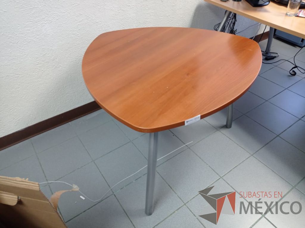 Lote 011 - Mesa de trabajo triangular con 3 patas metálicas y cubierta color café - Imagen 4