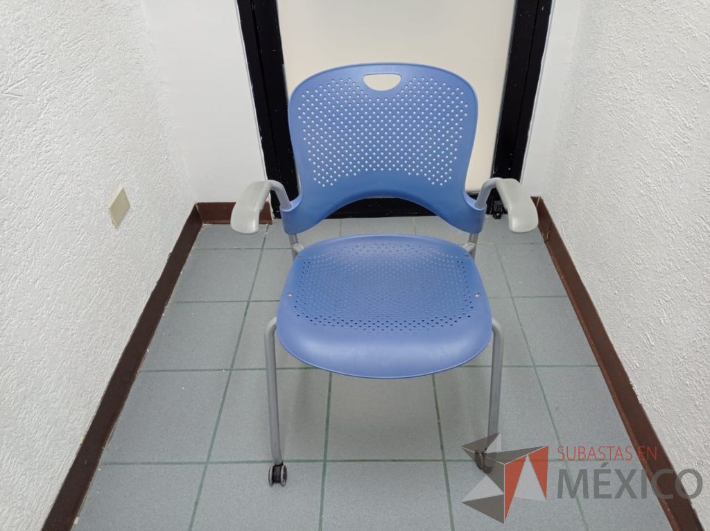 Lote 043 - Silla de visita con 4 patas metálicas, asiento y respaldo color azul claro - Imagen 5