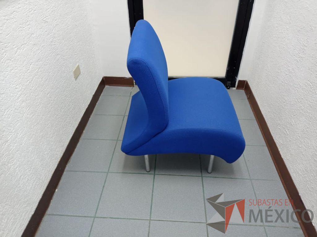 Lote 008 - Sillón de 1 plaza con 4 patas metálicas, asiento y respaldo color azul - Imagen 8