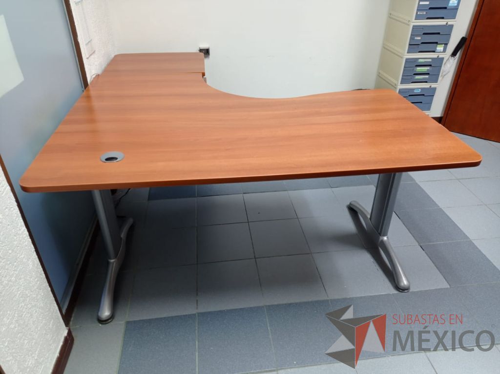 Lote 013 - Escritorio en escuadra con archivero de pedestal de 3 cajones y orificio para conexiones - Imagen 8