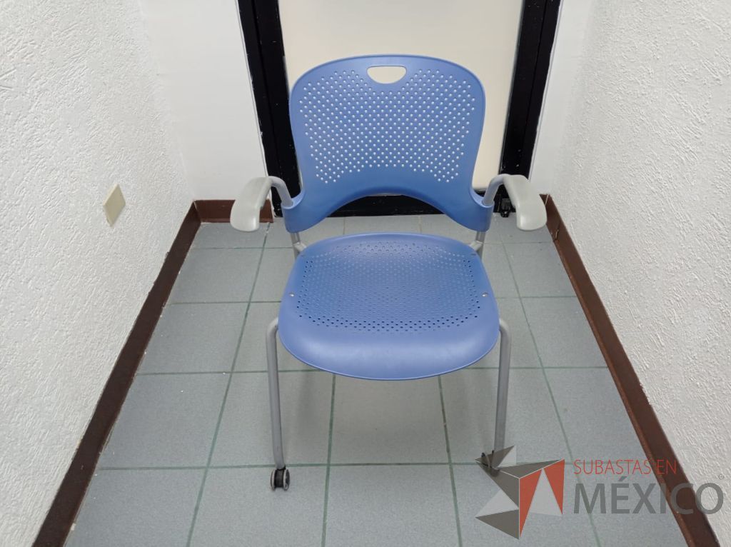 Lote 043 - Silla de visita con 4 patas metálicas, asiento y respaldo color azul claro - Imagen 6