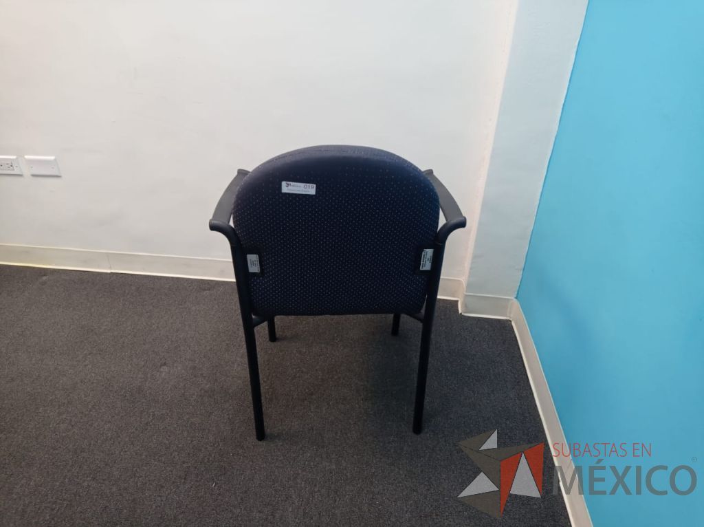 Lote 065 - Silla de visita con 4 patas metálicas con descansa brazos, asiento y respaldo en tela color azul - Imagen 3