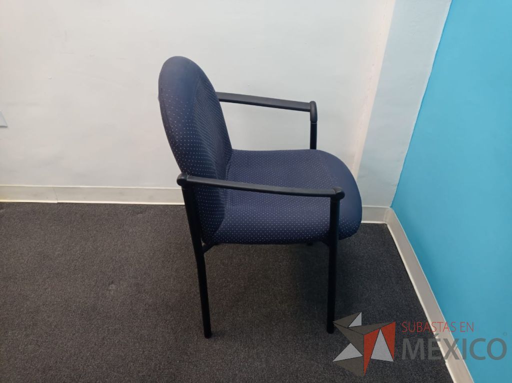 Lote 065 - Silla de visita con 4 patas metálicas con descansa brazos, asiento y respaldo en tela color azul - Imagen 4