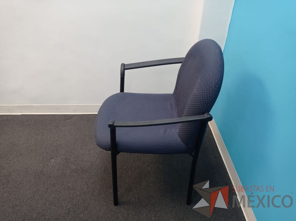 Lote 065 - Silla de visita con 4 patas metálicas con descansa brazos, asiento y respaldo en tela color azul - Imagen 5