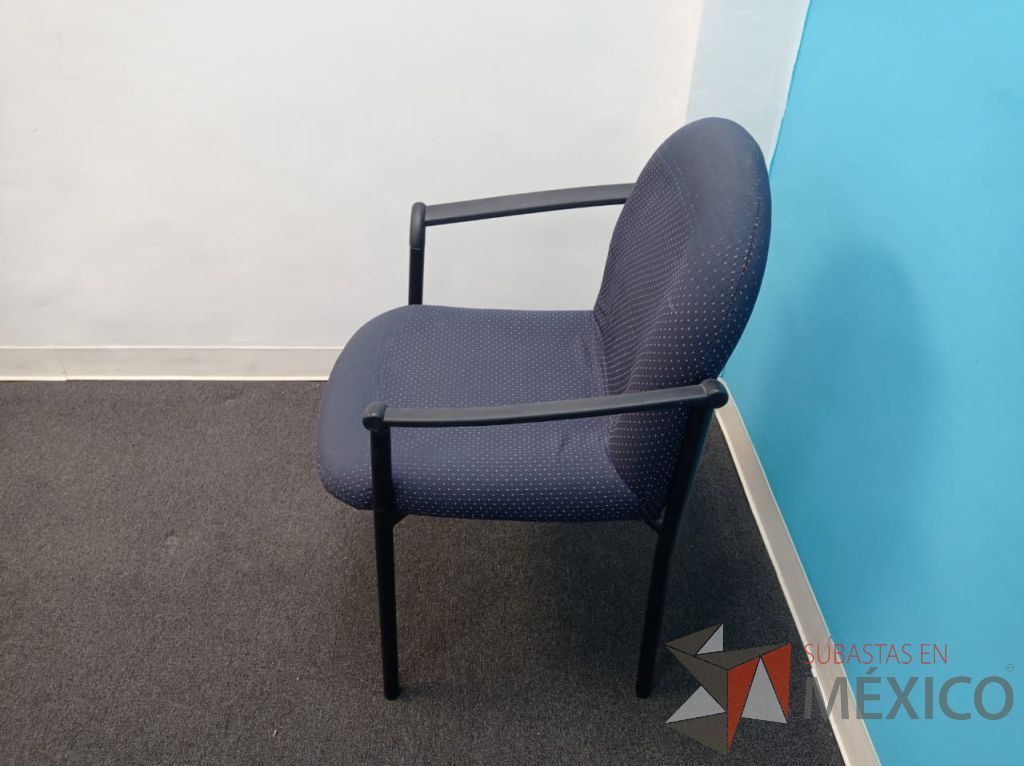 Lote 065 - Silla de visita con 4 patas metálicas con descansa brazos, asiento y respaldo en tela color azul - Imagen 6