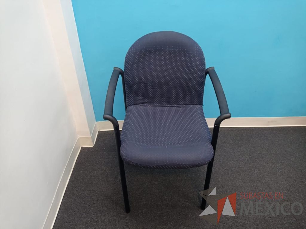 Lote 065 - Silla de visita con 4 patas metálicas con descansa brazos, asiento y respaldo en tela color azul