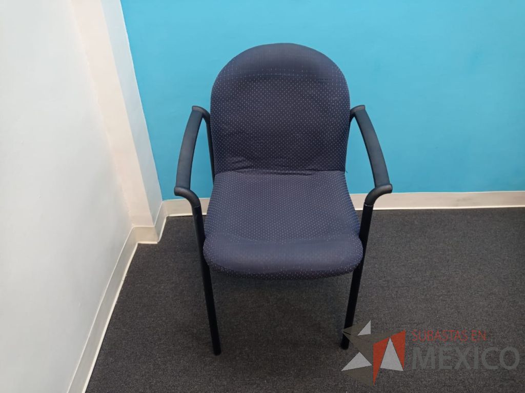 Lote 065 - Silla de visita con 4 patas metálicas con descansa brazos, asiento y respaldo en tela color azul - Imagen 7