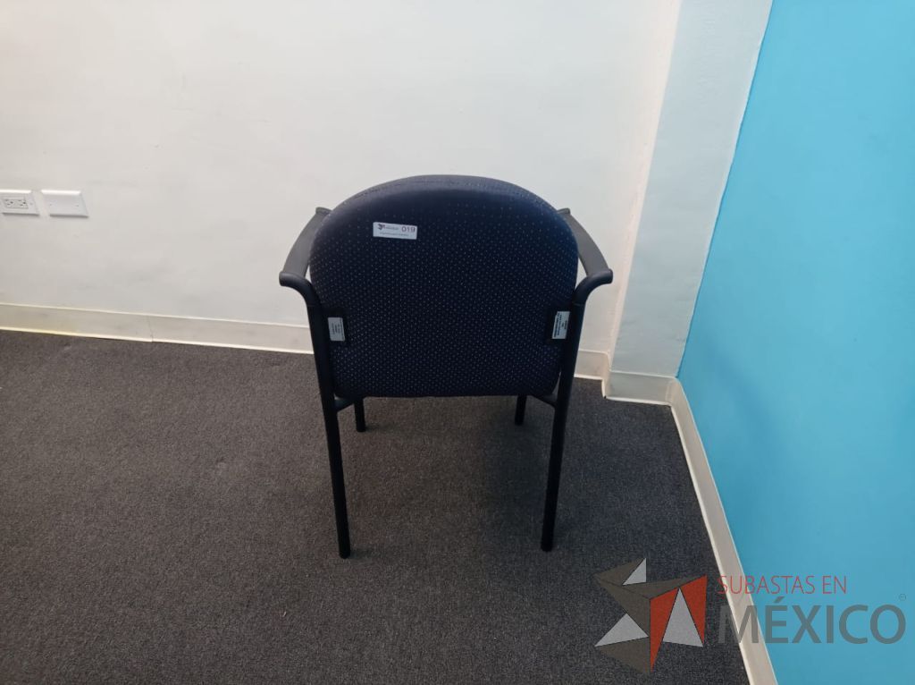 Lote 065 - Silla de visita con 4 patas metálicas con descansa brazos, asiento y respaldo en tela color azul - Imagen 8