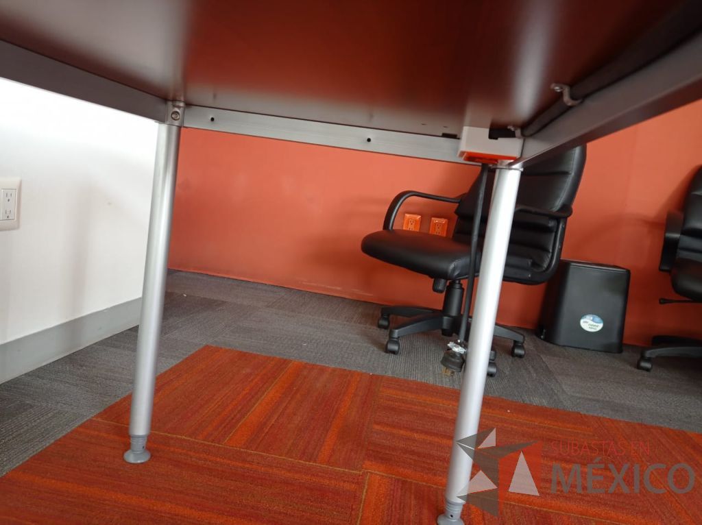 Lote 001 - Mesa de trabajo, estructura metálica y cubierta color madera - Imagen 3