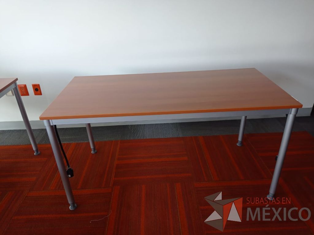 Lote 001 - Mesa de trabajo, estructura metálica y cubierta color madera