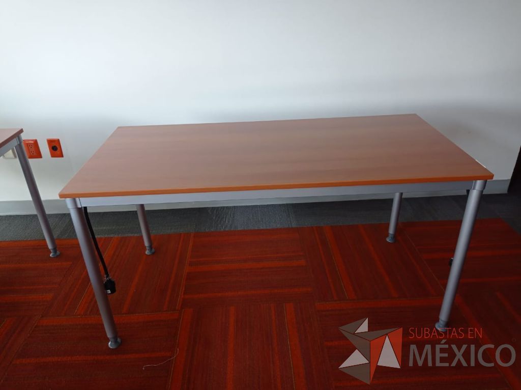 Lote 001 - Mesa de trabajo, estructura metálica y cubierta color madera - Imagen 6
