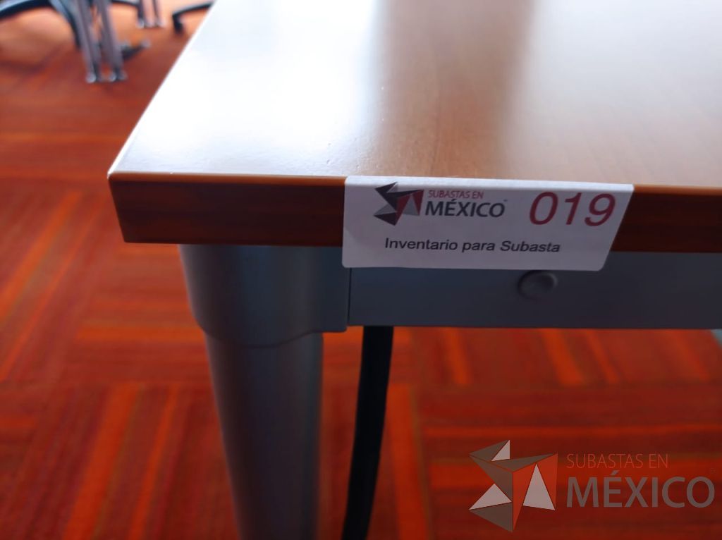 Lote 001 - Mesa de trabajo, estructura metálica y cubierta color madera - Imagen 7