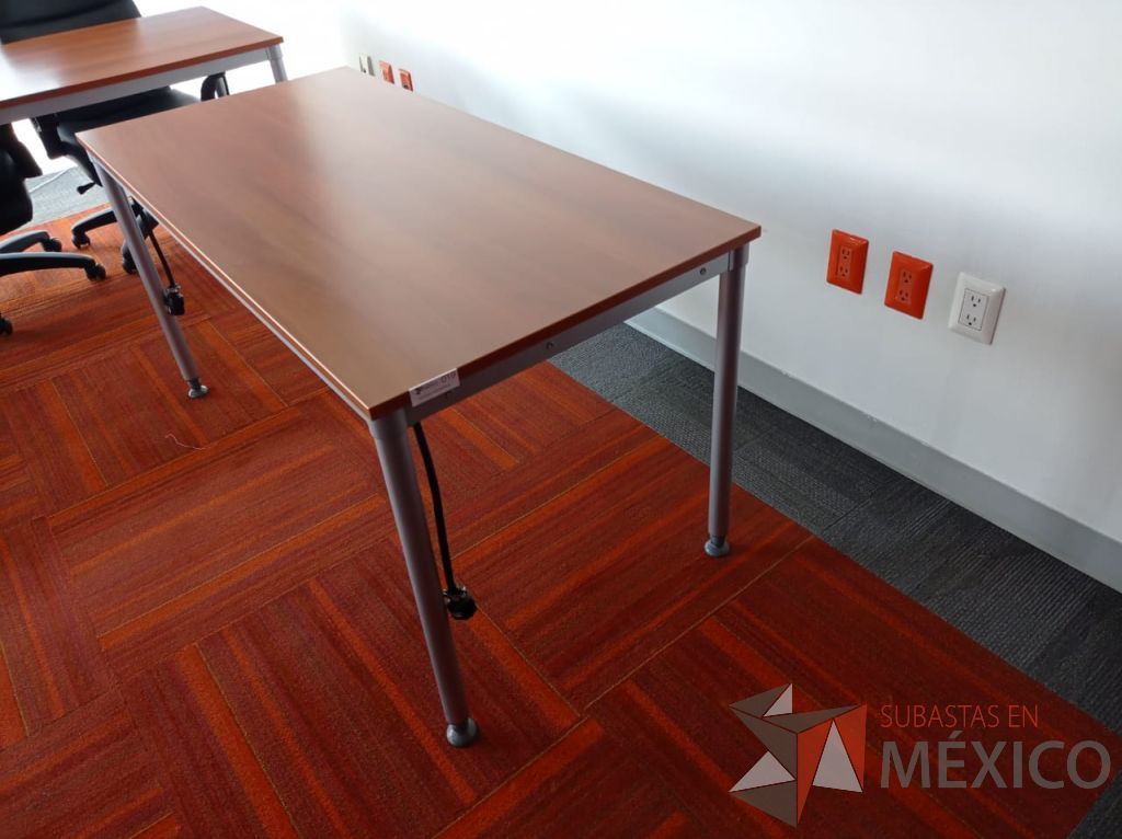 Lote 001 - Mesa de trabajo, estructura metálica y cubierta color madera - Imagen 8