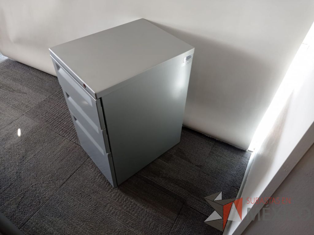 Lote 010 - Mesa de trabajo para 1 persona, estructura de metal y cubierta color café, y con archivero vertical de 3 cajones - Imagen 2