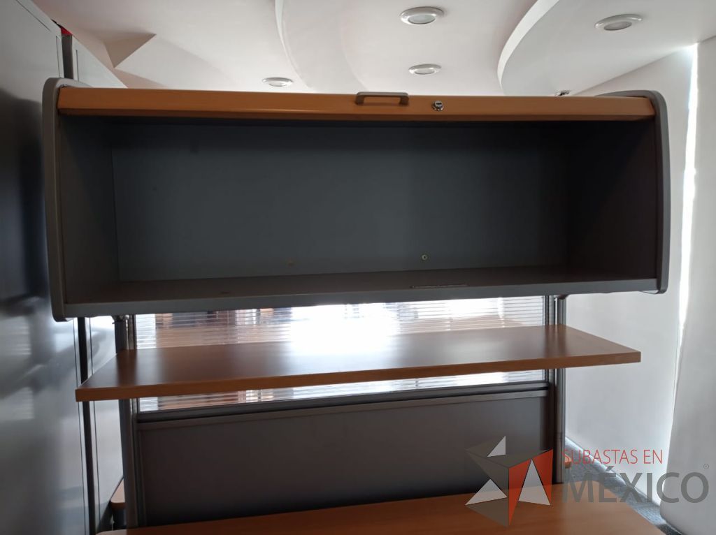 Lote 002 - Estación de trabajo para 2 personas con archivero vertical, mampara con 2 gavetas con puerta corrediza y 2 repisas - Imagen 2