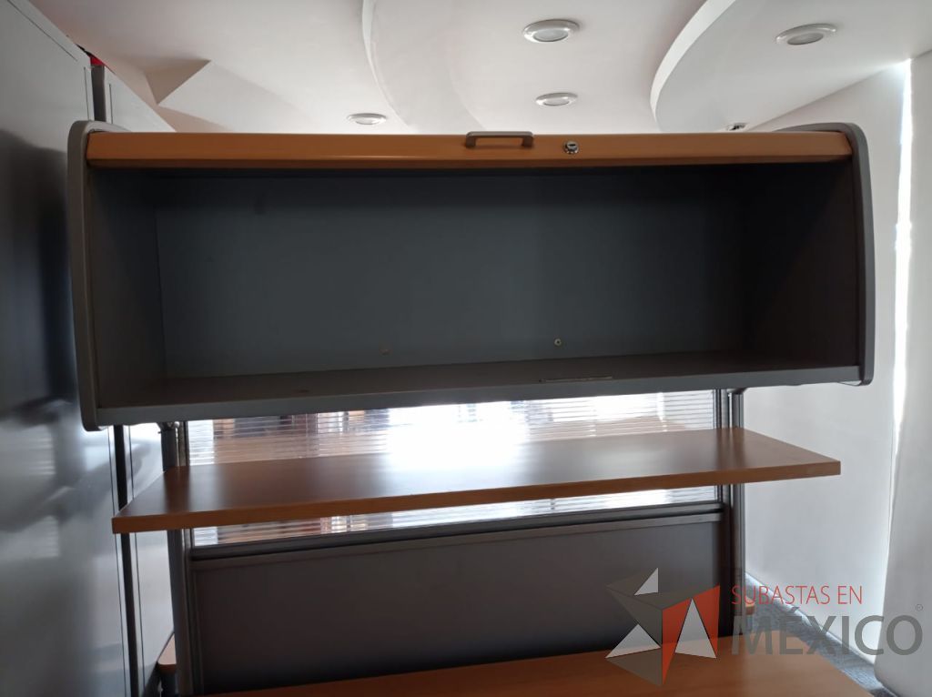 Lote 002 - Estación de trabajo para 2 personas con archivero vertical, mampara con 2 gavetas con puerta corrediza y 2 repisas - Imagen 3