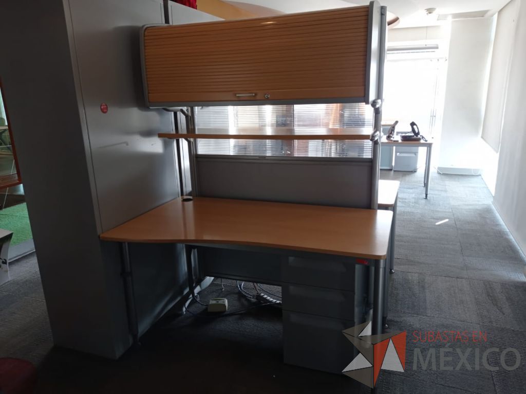 Lote 002 - Estación de trabajo para 2 personas con archivero vertical, mampara con 2 gavetas con puerta corrediza y 2 repisas - Imagen 4