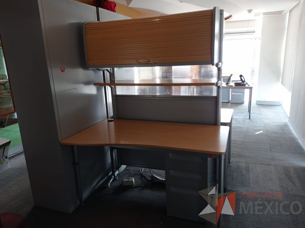Lote 002 - Estación de trabajo para 2 personas con archivero vertical, mampara con 2 gavetas con puerta corrediza y 2 repisas - Imagen 5