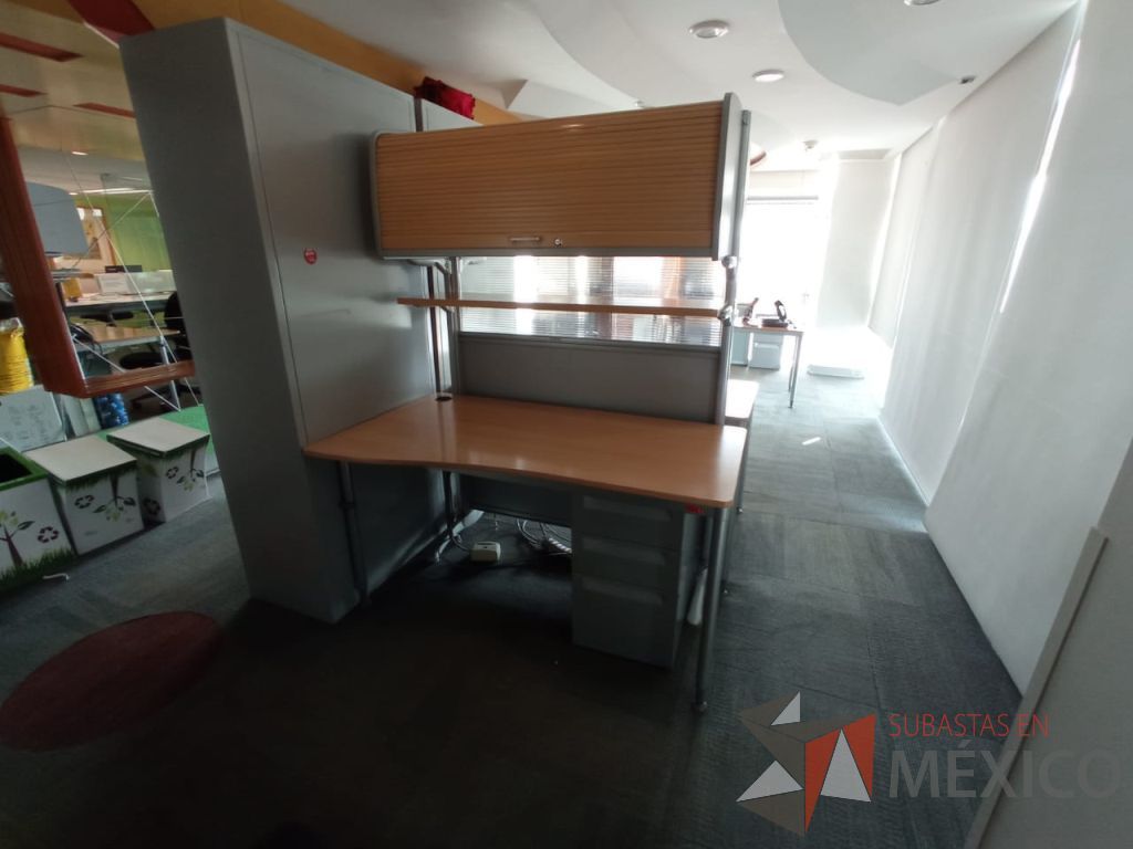 Lote 002 - Estación de trabajo para 2 personas con archivero vertical, mampara con 2 gavetas con puerta corrediza y 2 repisas - Imagen 6
