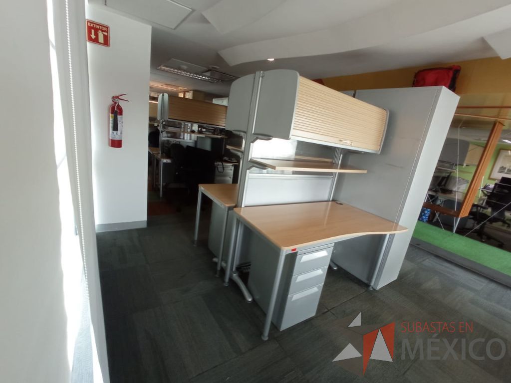 Lote 002 - Estación de trabajo para 2 personas con archivero vertical, mampara con 2 gavetas con puerta corrediza y 2 repisas - Imagen 7