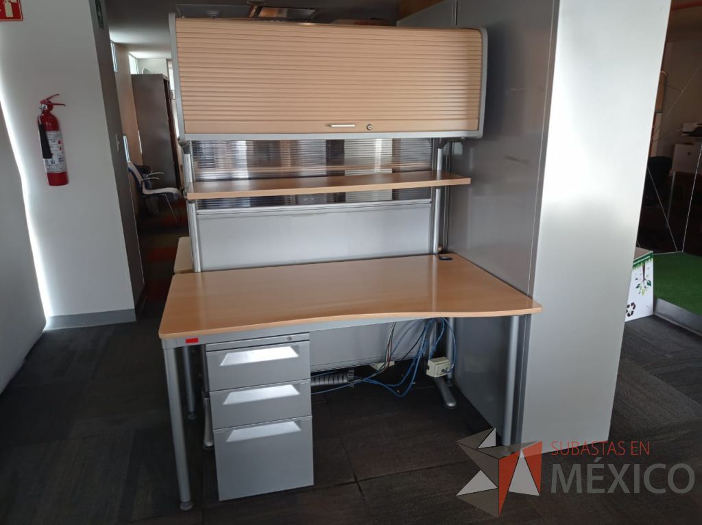 Lote 002 - Estación de trabajo para 2 personas con archivero vertical, mampara con 2 gavetas con puerta corrediza y 2 repisas - Imagen 8