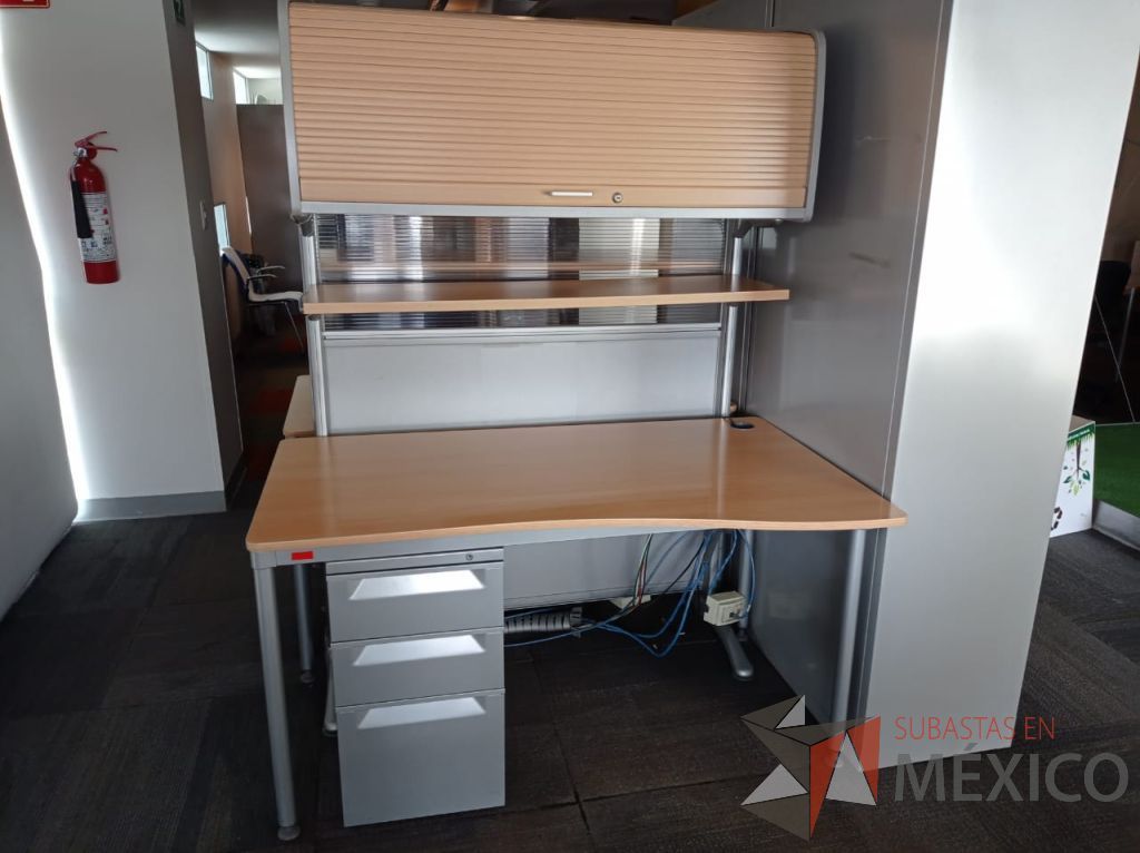 Lote 002 - Estación de trabajo para 2 personas con archivero vertical, mampara con 2 gavetas con puerta corrediza y 2 repisas