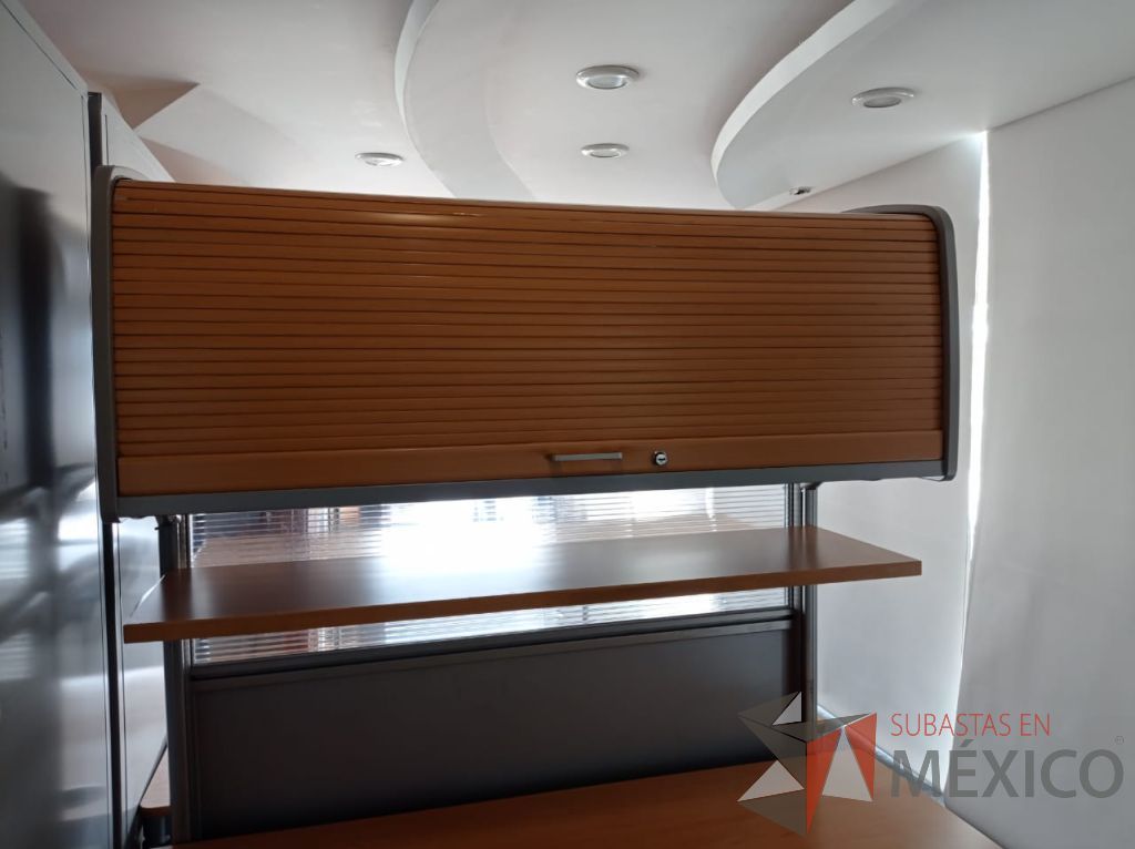 Lote 002 - Estación de trabajo para 2 personas con archivero vertical, mampara con 2 gavetas con puerta corrediza y 2 repisas - Imagen 9