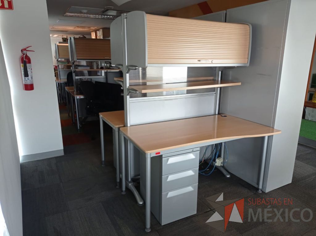 Lote 002 - Estación de trabajo para 2 personas con archivero vertical, mampara con 2 gavetas con puerta corrediza y 2 repisas - Imagen 10