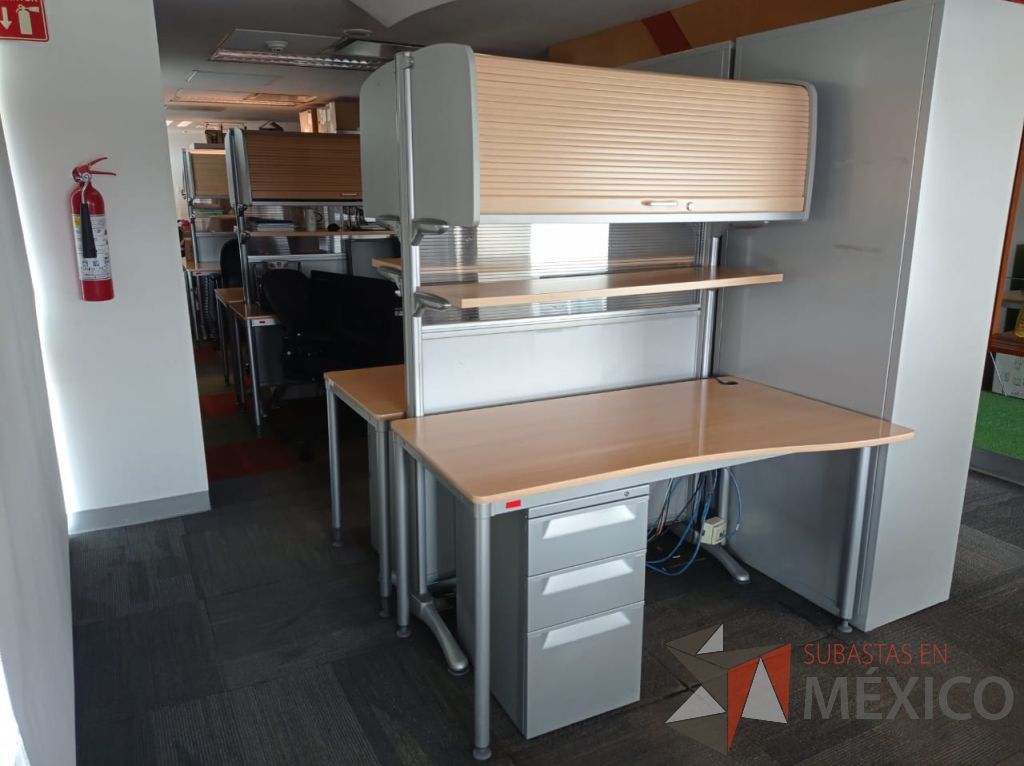 Lote 002 - Estación de trabajo para 2 personas con archivero vertical, mampara con 2 gavetas con puerta corrediza y 2 repisas - Imagen 12