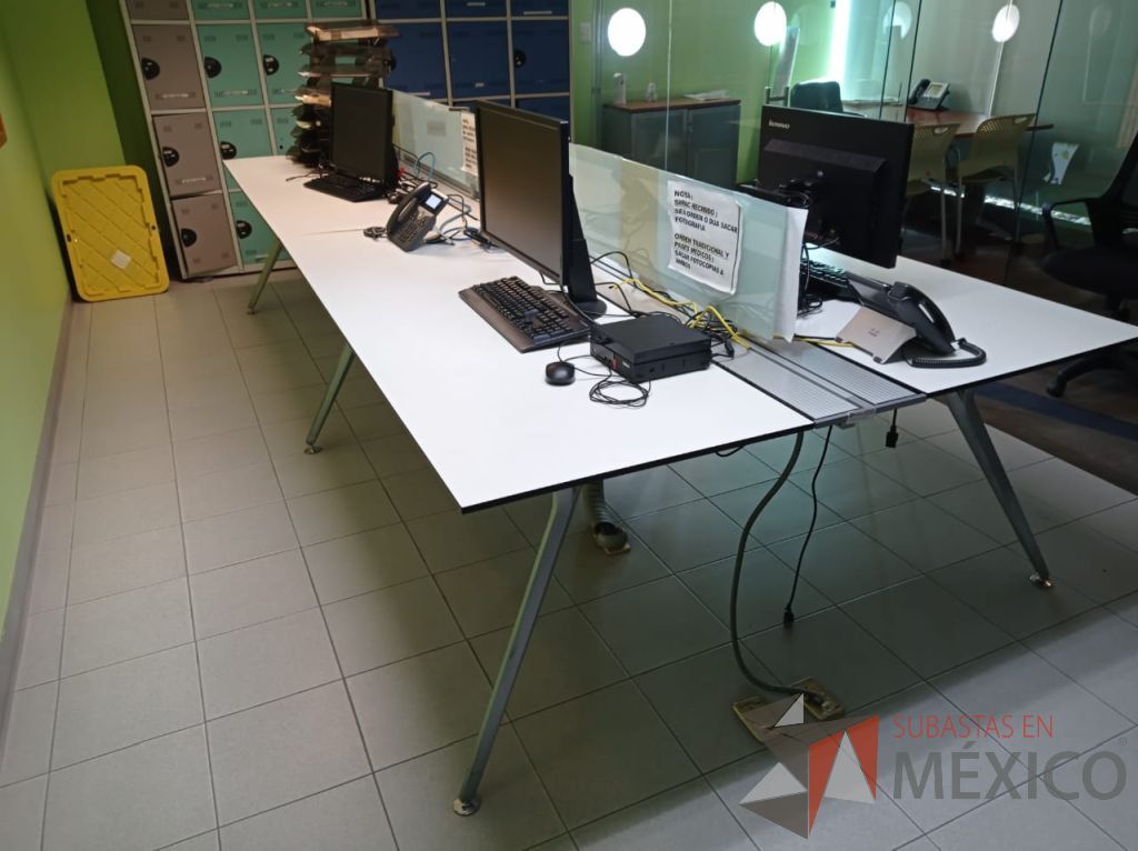 Lote 006 - Estación de trabajo para 4 personas, base métalica, cubierta color blanco y división de vidrio - Imagen 3